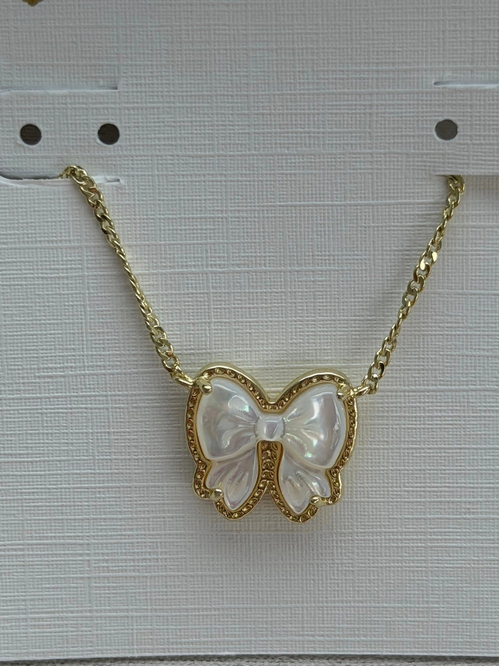 Kendra Scott white pendant necklace